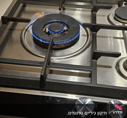 כיריים גז עם להבה כחולה במטבח מודרני